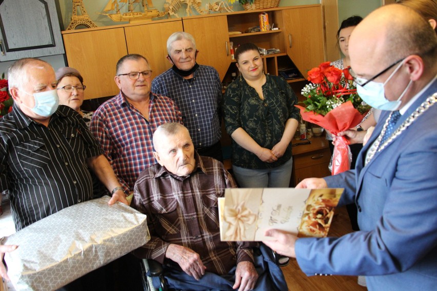 Setne urodziny Leona Bujnowskiego z Ostojowa w gminie Suchedniów. Jubilata odwiedził burmistrz