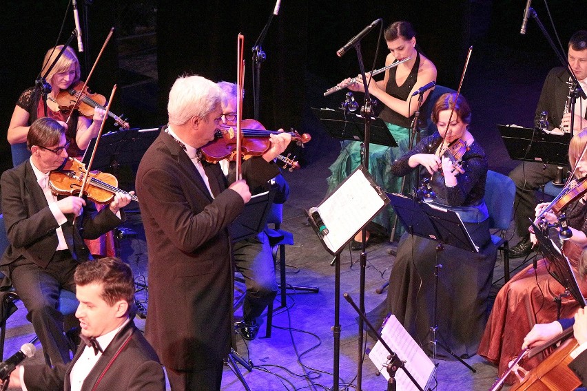 Na scenie CK Teatr z programem „Koncert z uśmiechem”...