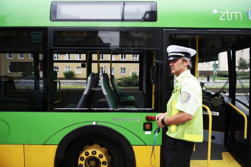 Policja szuka osoby, która strzeliła do autobusu