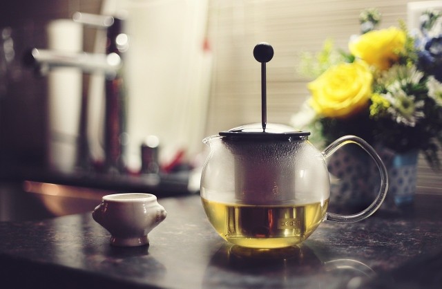 Co dzieje się z organizmem, gdy regularnie pijesz zieloną herbatę? Jakie są zalety i wady tego napoju? Zielona herbata jest znana od wieków ze swoich niesamowitych zdrowotnych korzyści. Czy znasz wszystkie skutki picia zielonej herbaty? Co tak naprawdę dzieje się z organizmem, gdy regularnie wypija się nawet filiżankę zielonej herbaty? Eksperci wymieniają wiele skutków. Oto niektóre z najbardziej zaskakujących skutków ubocznych picia zielonej herbaty. Poznaj je w naszej galerii >>>>>