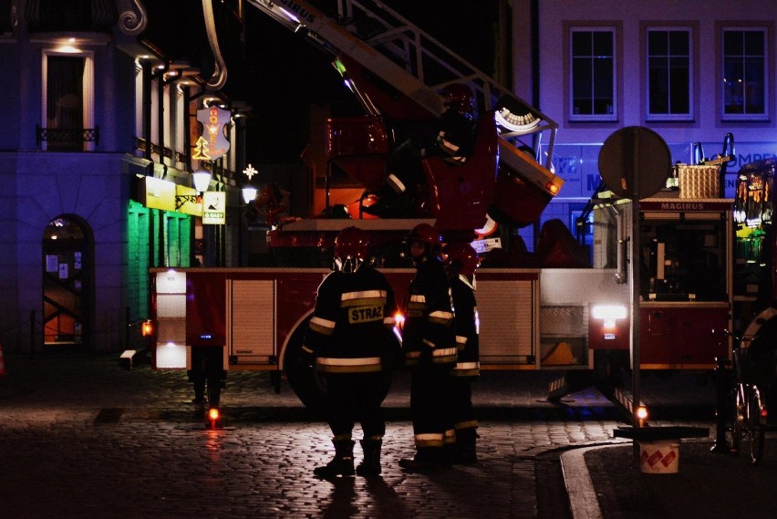 Akcja gaśnicza strażaków na Rynku w Kluczborku. We wtorek...
