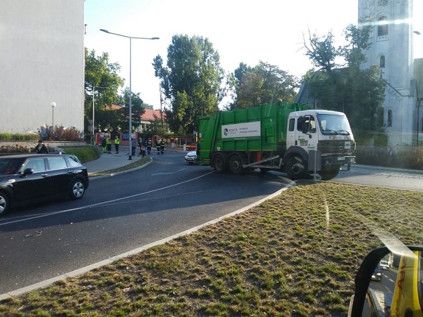 Śmieciarka bez kierowcy stoczyła się po ulicy. Po drodze...