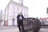 Ostrołęka. Prezydent Łukasz Kulik postawił obok ratusza... niedźwiedzia. To pojemnik na nakrętki