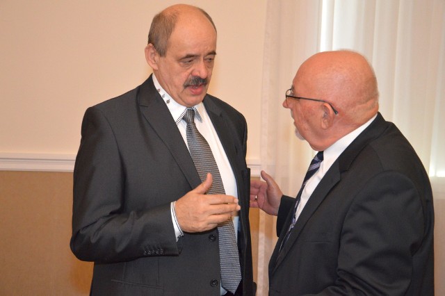 Specjalista reumatolog doktor Zbigniew Gola (z lewej) w rozmowie z prezesem SanBanku Stanisławem Kłapciem