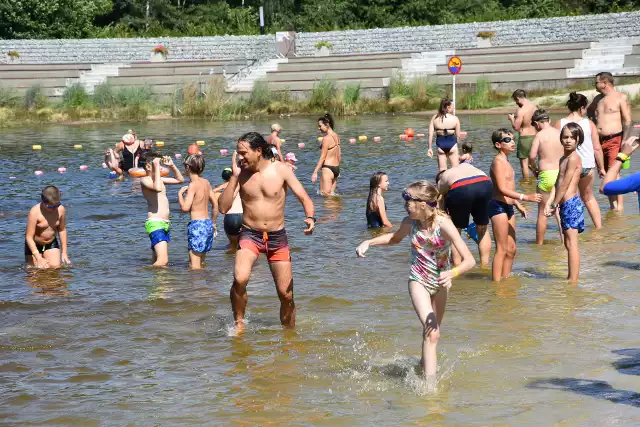 Kąpielisko w Rybniku-Kamieniu w ostatni upalny weekend wakacjiZobacz kolejne zdjęcia. Przesuwaj zdjęcia w prawo - naciśnij strzałkę lub przycisk NASTĘPNE