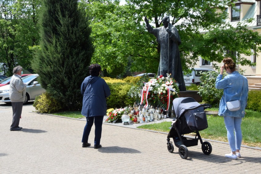 Setna rocznica urodzin Karola Wojtyły. Prezydent Kielc Bogdan Wenta złożył kwiaty pod pomnikiem świętego Jana Pawła [ZDJĘCIA]