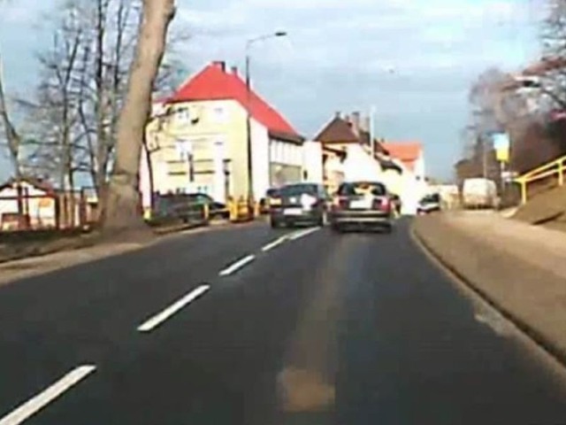 Na filmie widać, jak kierowca wyprzedza na ciągłej linii.