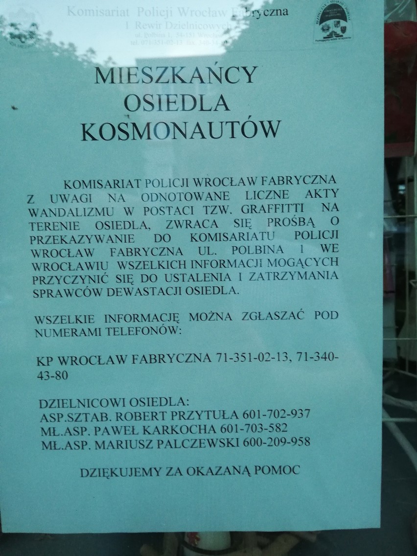 Policja ściga wandali - graficiarzy. Wywiesili ogłoszenia na dużym wrocławskim osiedlu