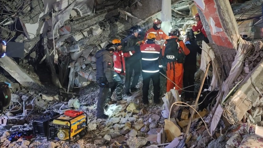 Polscy ratownicy dowodzeni przez pochodzącego ze Świętokrzyskiego brygadiera Grzegorza Borowca ratują uwięzionych pod gruzami w Turcji