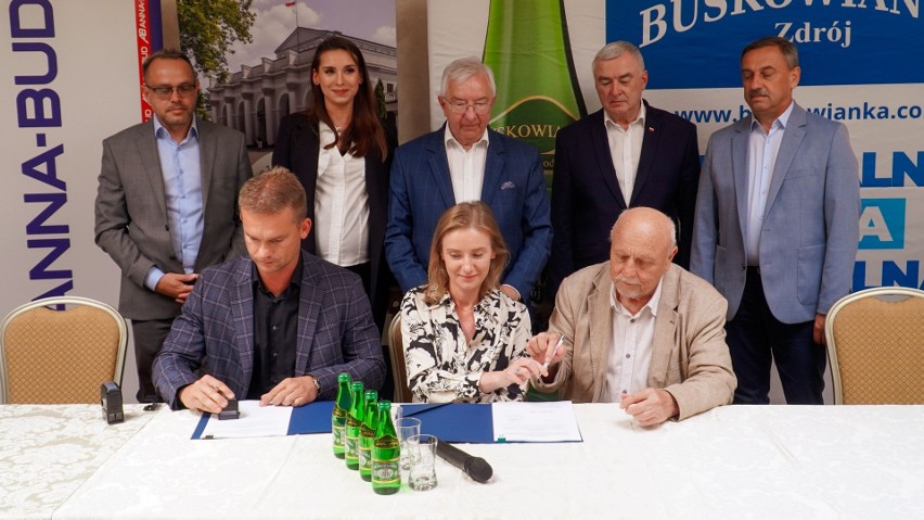 Podpisanie umowy na budowę nowego zakładu Buskowianki....