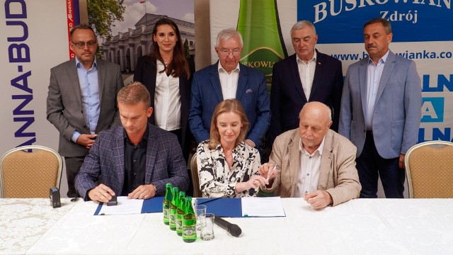 Podpisanie umowy na budowę nowego zakładu Buskowianki. Czwartek, 7 września 2023. Więcej na kolejnych zdjęciach.