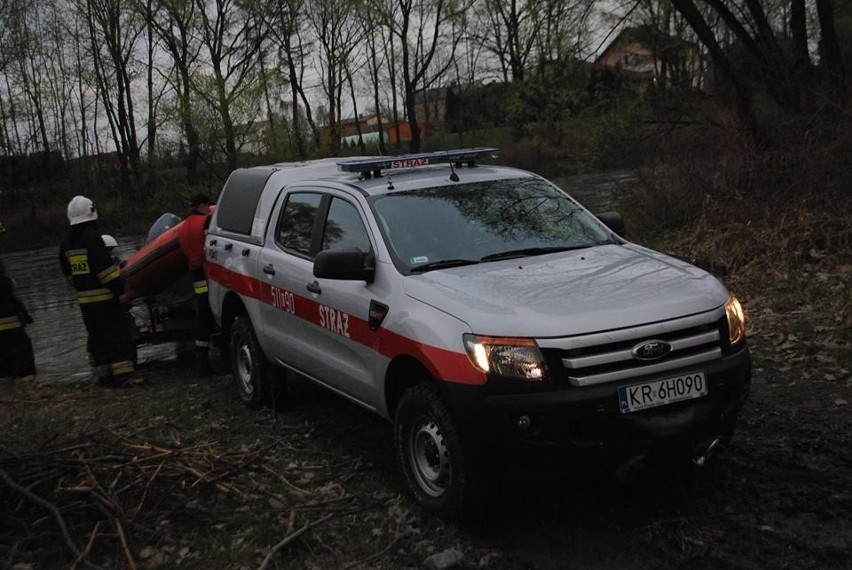 Oświęcim. Strażacy uratowali psa, który utknął na filarze mostu