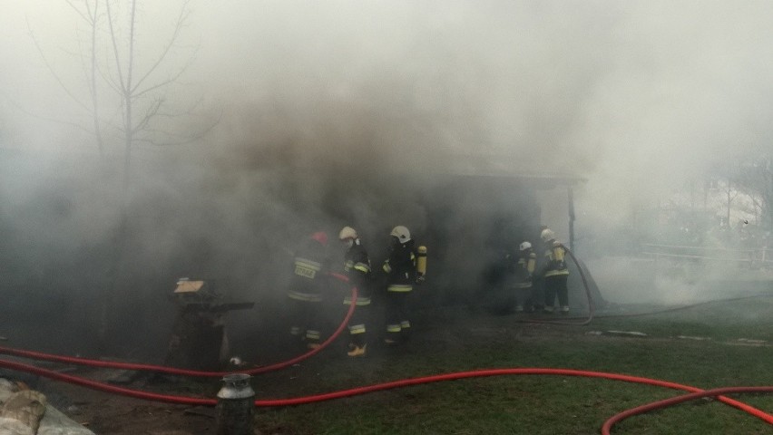 Pożar budynku mieszkalno-gospodarczego w Zdyni (gm. Uście Gorlickie). Na miejscu pracowało 11 zastępów straży