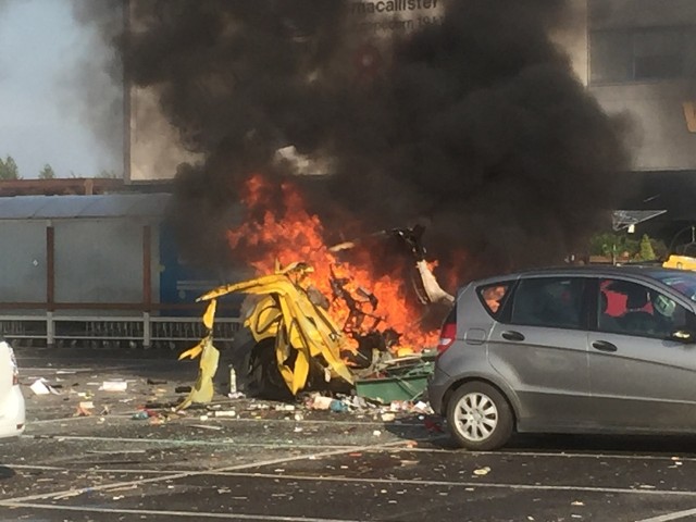 Wybuch samochodu na parkingu przy Castoramie w Sosnowcu.Zobacz kolejne zdjęcia. Przesuń zdjęcia w prawo - wciśnij strzałkę lub przycisk NASTĘPNE