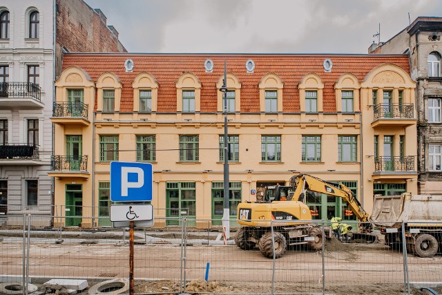 Dawny blask w wyniku rewitalizacji odzyskały trzy zabytkowe, zaniedbane kamienice przy ul. Legionów 20, 37A i 44 w centrum Łodzi.