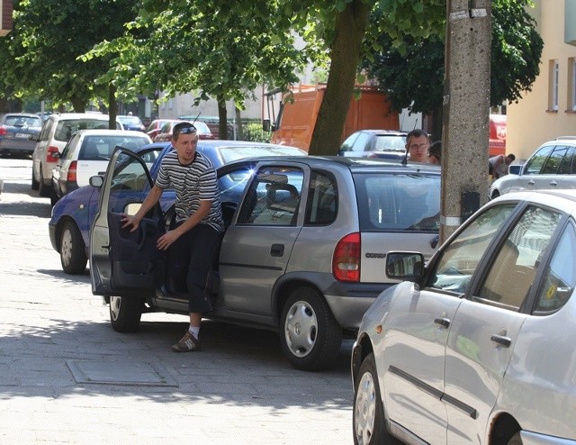 Ulica Słowiańska w Ustce jest szczelnie zastawiona samochodami turystów.