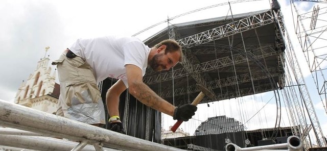 Budowa sceny, na której wystąpią gwiazdy Europejskiego Stadionu Kultury, trwa od poniedziałku. Konstrukcja, która przyjechała z Warszawy, ma 14 metrów wysokości, 21 szerokości i 23 głębokości.  Tylko o 2 metry niższa jest wieża realizatorska.