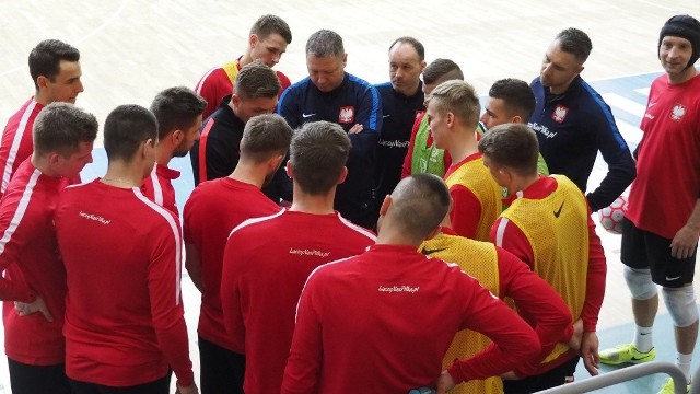 Reprezentacja Polski w futsalu przygotowuje się do niedzielnego meczu z Brazylią, który zostanie rozegrany już w najbliższą niedzielę w hali widowiskowo-sportowej w Koszalinie.