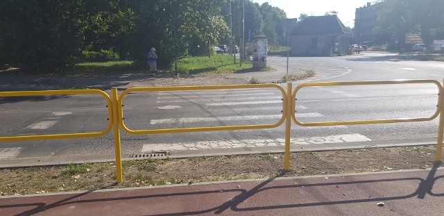 Przejście przez ulicę Wojkowicką w pobliżu szpitala zostało zlikwidowane Zobacz kolejne zdjęcia/plansze. Przesuwaj zdjęcia w prawo - naciśnij strzałkę lub przycisk NASTĘPNE