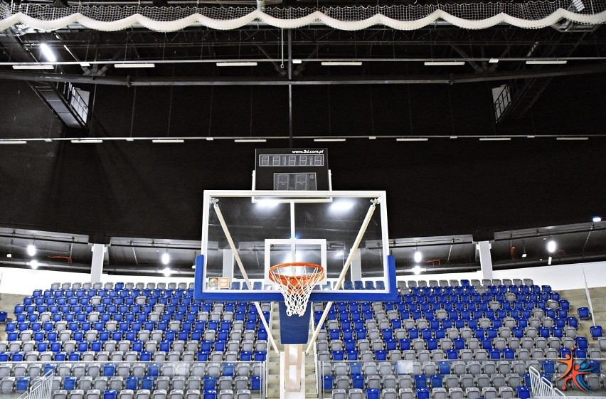 Hala sportowa przy ulicy Struga 63 nadal nie nadaje się do użytku. Dlaczego? (ZDJĘCIA)