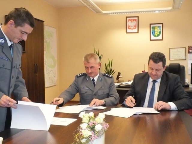 Mł. insp Jacek Tomczak, komendant miejski policji w Opolu oraz Henryk Wróbel, wójt gminy Dobrzeń Wielki, podpisali porozumienie w sprawie dodatkowych patroli policji na terenie gminy w 2013 roku. 
