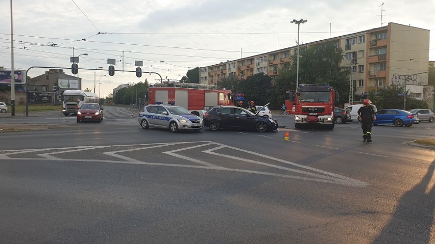 Wypadek na Rzgowskiej w Łodzi. Zderzenie na skrzyżowaniu Rzgowskiej z Broniewskiego w Łodzi