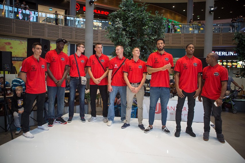 Prezentacja drużyny koszykarzy Energi Czarnych w CH Jantar