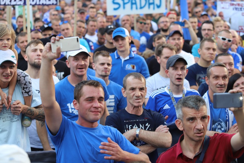 Manifestacja związana jest z niedotrzymaniem obietnic...