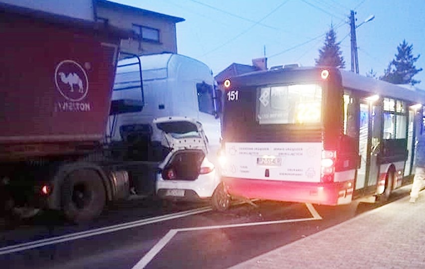 W wypadku na ulicy Rymera w Radlinie zderzyły się autobus,...