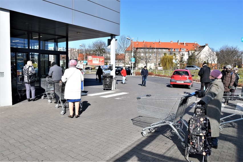 Koronawirus w Opolu. Kolejka do sklepu Lidl przy ul....