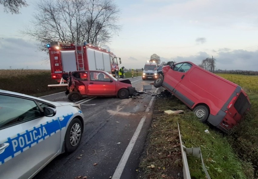 Wypadek dwóch aut i autobusu na DK 44 w Przeciszowie. Są ranni, jeden z kierowców był reanimowany