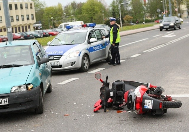 Do kolizji samochodu ze skuterem dochodzi na naszych drogach coraz częściej, bo przybywa skuterów. Podczas zdarzenia, jakie miało miejsce w maju w Słupsku, winę ponosił kierowca auta.