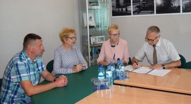 Starosta Waldemar Wrześniak wraz z członkiem zarządu Łucją Wojewódzką i skarbnik Ewą Matylą podpisali wartą ponad 959 tys. zł umowę na remont dwóch pracowni w poniedziałek