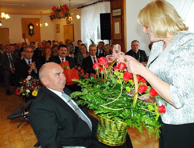 Podziękowania za wieloletnią opiekę - z rąk Marcina Brochowskiego, wraz z bukietem pięknych róż  -  odbiera Bożena Sawicka, dyrektor Domu Pomocy Społecznej w Piotrkowie Kujawskim