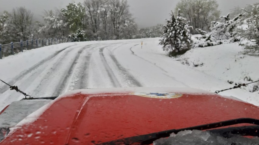 W Bieszczady wróciła zima. Powyżej górnej granicy lasu spadło około 15 cm śniegu [ZDJĘCIA]