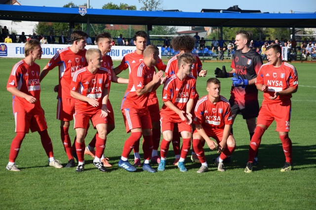 W 6. kolejce Polonia Nysa wygrała u siebie z Miedzią II Legnica 4-1, a MKS Kluczbork zremisował 0-0 w Gaci.