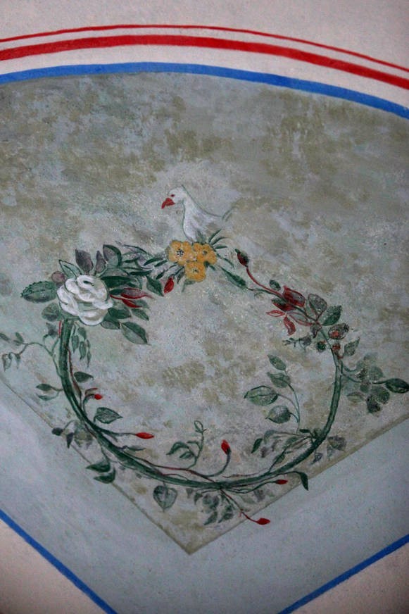 Fragment dekoracji malarskiej z kwiatami i gęsią