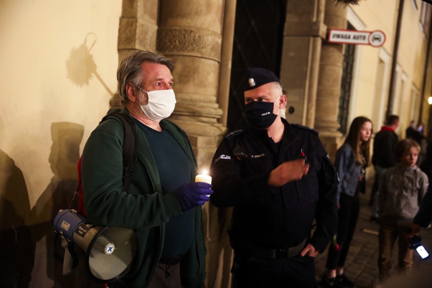 Kraków. Protest przed krakowską kurią. "Wstyd mi za mój kościół"