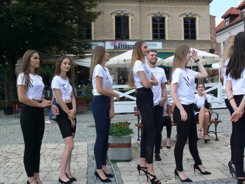 Nadwiślański Fashion Week w Sandomierzu. Piękne modelki już ćwiczą na wybiegu na Rynku. Tłumy turystów pod wrażeniem [ZDJĘCIA]