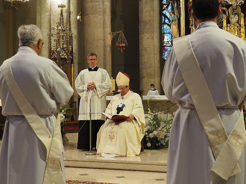 Ks. Łukasz Kołodziej z Piotrkowa, był ratownikiem medycznym....