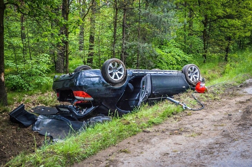 Wypadek pod Polkowicami: Dachowało BMW. Kierowca uciekł - szuka go policja (ZDJĘCIA)