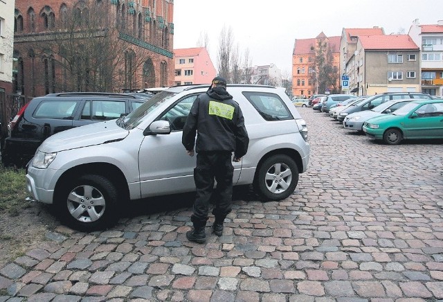 Znamy miejsca, gdzie straż miejska będzie zwracać szczególną uwagę na źle zaparkowane samochody.