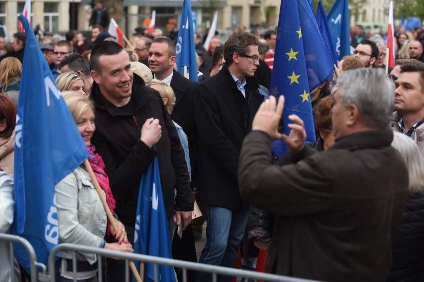 Nowoczesna w Poznaniu manifestowała patriotyzm na placu...