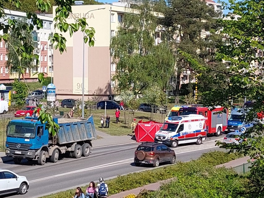 Gdynia. Śmiertelny wypadek z udziałem pieszego. Mężczyzna został potrącony przez ciężarówkę 18.05.2022 r.