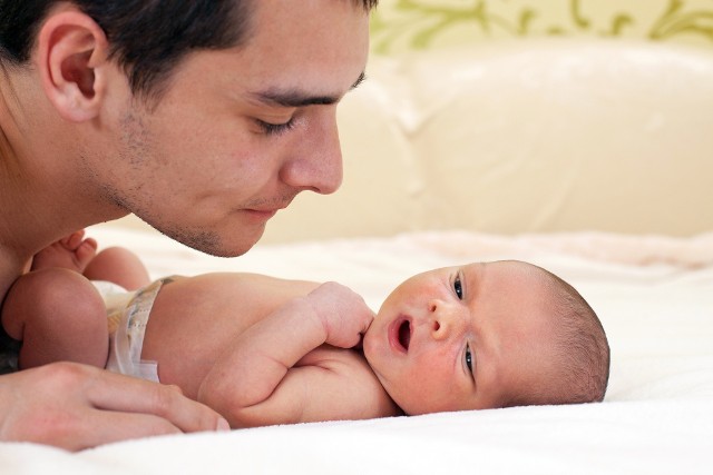 Napięcie mięśniowe u niemowlaka cechuje się częstymi zmianami w zakresie jego natężenia, co objawić może się jako obniżone lub wzmożone napięcie mięśniowe. Wzmożone napięcie mięśniowe to przypadłość, która występuje u wielu niemowląt, na szczęście możliwa do wyleczenia za pomocą regularnej rehabilitacji.