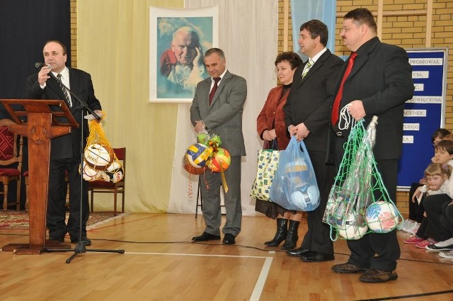 Piłka - najodpowiedniejszy prezent z takiej okazji