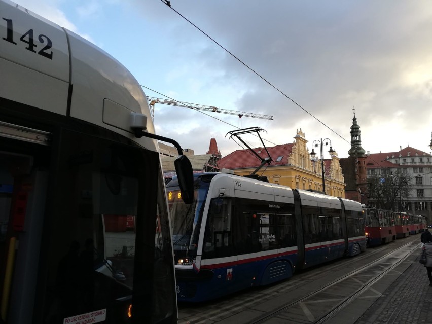 Paraliż w centrum Bydgoszczy. Tramwaje nie jadą [zdjęcia]