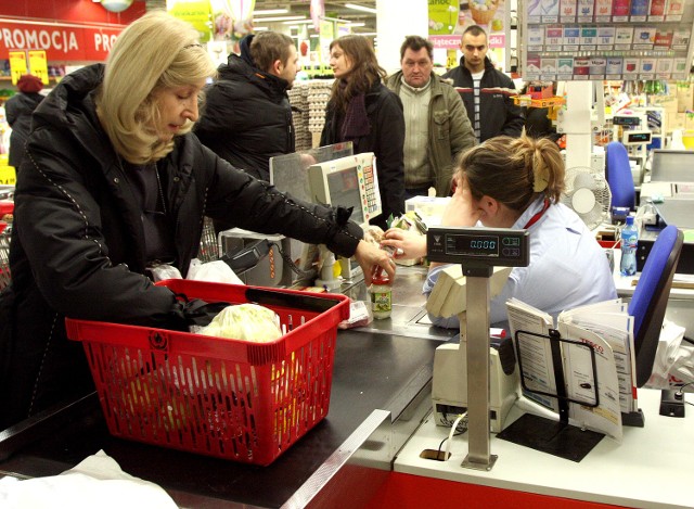 Wynagrodzenie za pracę na kasie, proponowane przez pewną agencję pracy czasowej, wynosiło od 5,50 do 6,30 zł brutto za godzinę