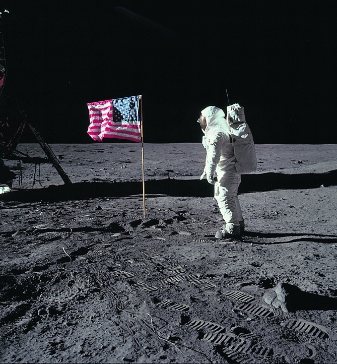 20 lipca 1969 r. załoga statku kosmicznego Apollo 11 - Neil Armstrong i Edwin Aldrin - wylądowali na księżycu. Fotografie NASA