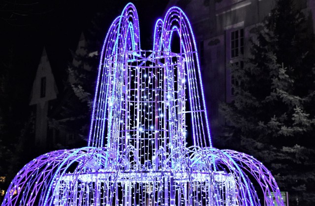 Plac przed Filharmonią Zielonogórską: świąteczna świetlna fontanna